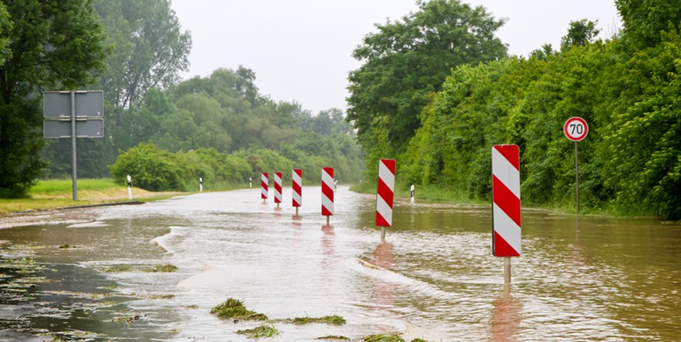 Überschwemmte Straße in Baden-Württemberg