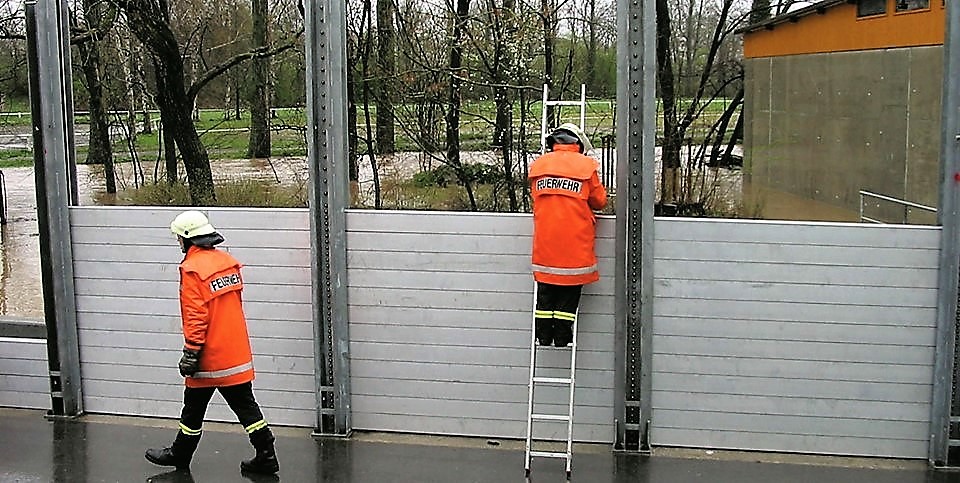 Feuerwehr beim Aufbau einer Hochwasserschutzwand