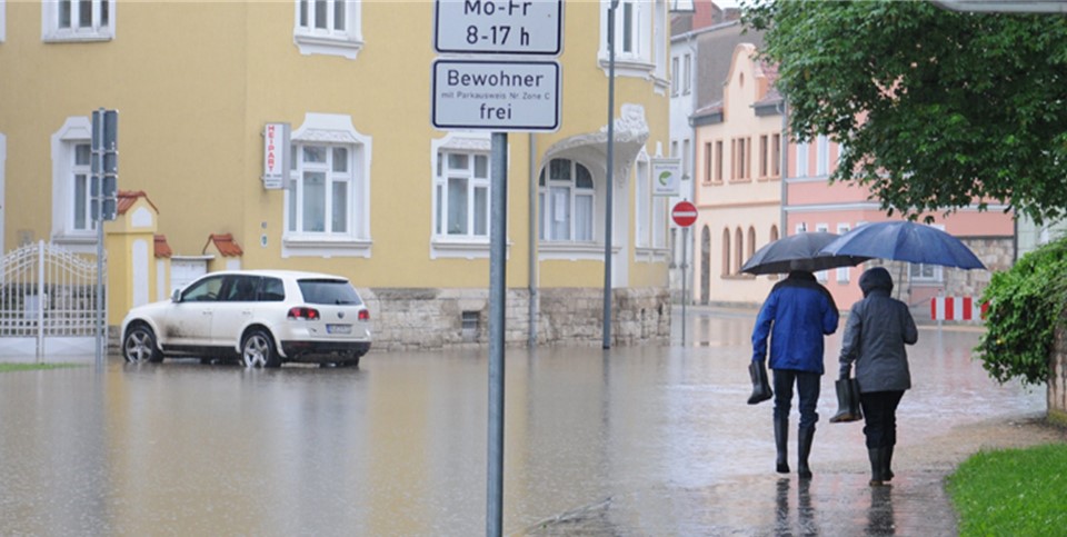 Zwei Personen in der überschwemmten Stadt aufgrund von Starkregen