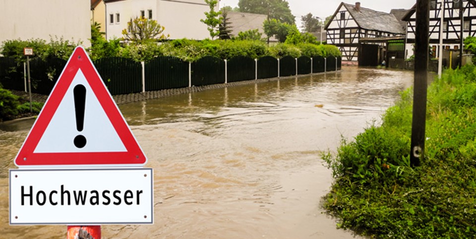 Schild mit Achtung Hochwasser 