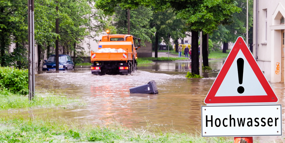 Lkw steht im Hochwasser