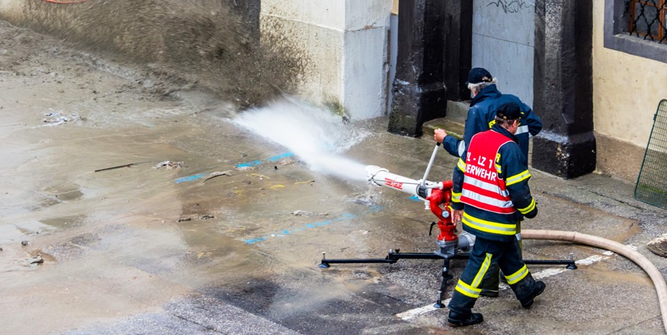 Nach dem Hochwasser: Feuerwehr räumt auf