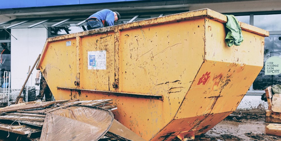 Voller Container nach Hochwasser