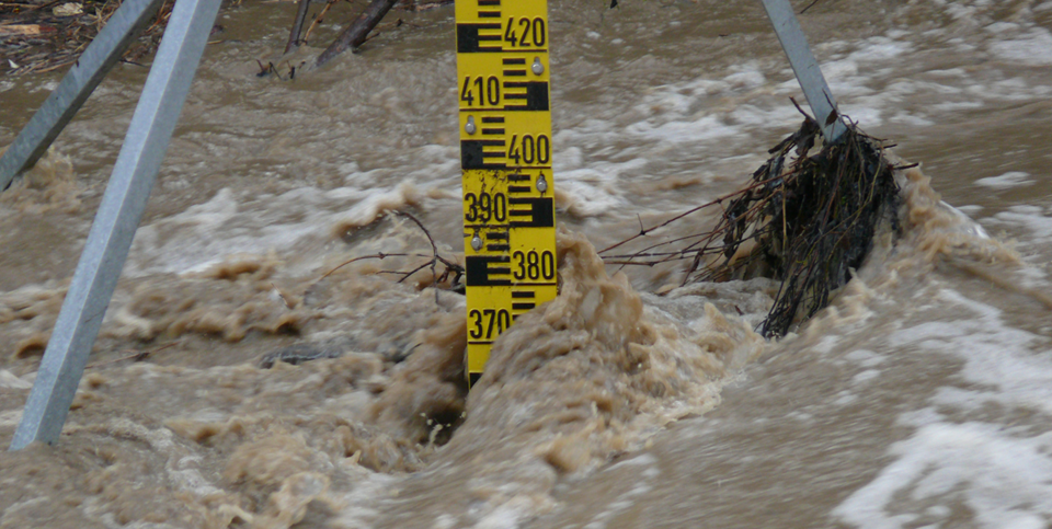 Pegellatte im Hochwasser