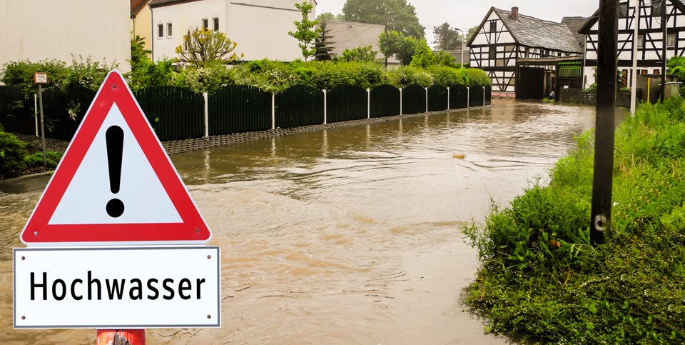 Schild mit Achtung Hochwasser