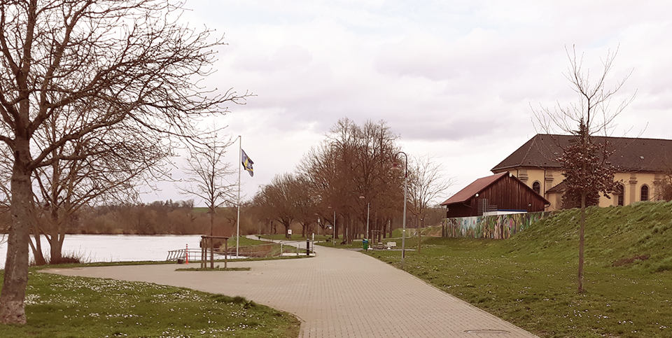 Uferpromenade in direkter Nachbarschaft zum Neckar