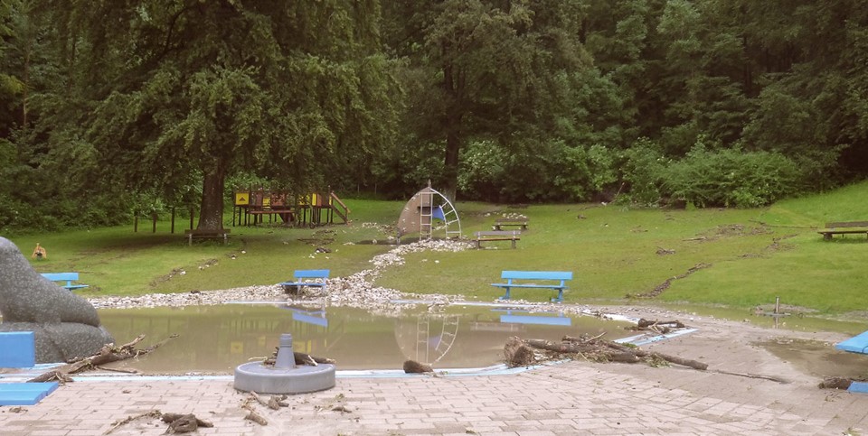 Das Kinderbecken mit Geröll und Geschwemmsel / Treibgut aus der Teufelsschlucht